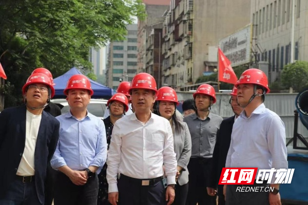代表小组成员在民营市场后街改造施工现场察看_proc.jpg