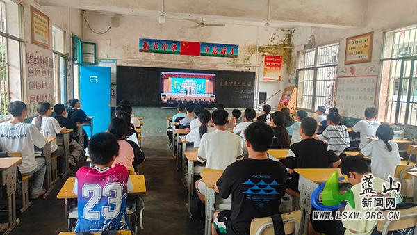 太平学校组织全体师生观看湖南省2025年秋季开学“知危险 会避险”交通安全主题课.jpg