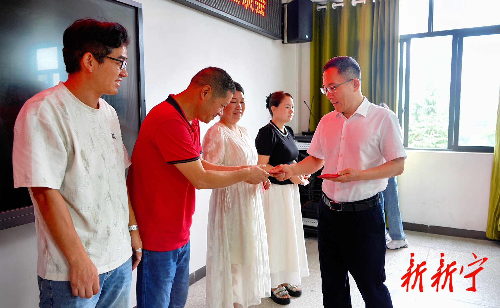 邓涛走访慰问教师(图2)