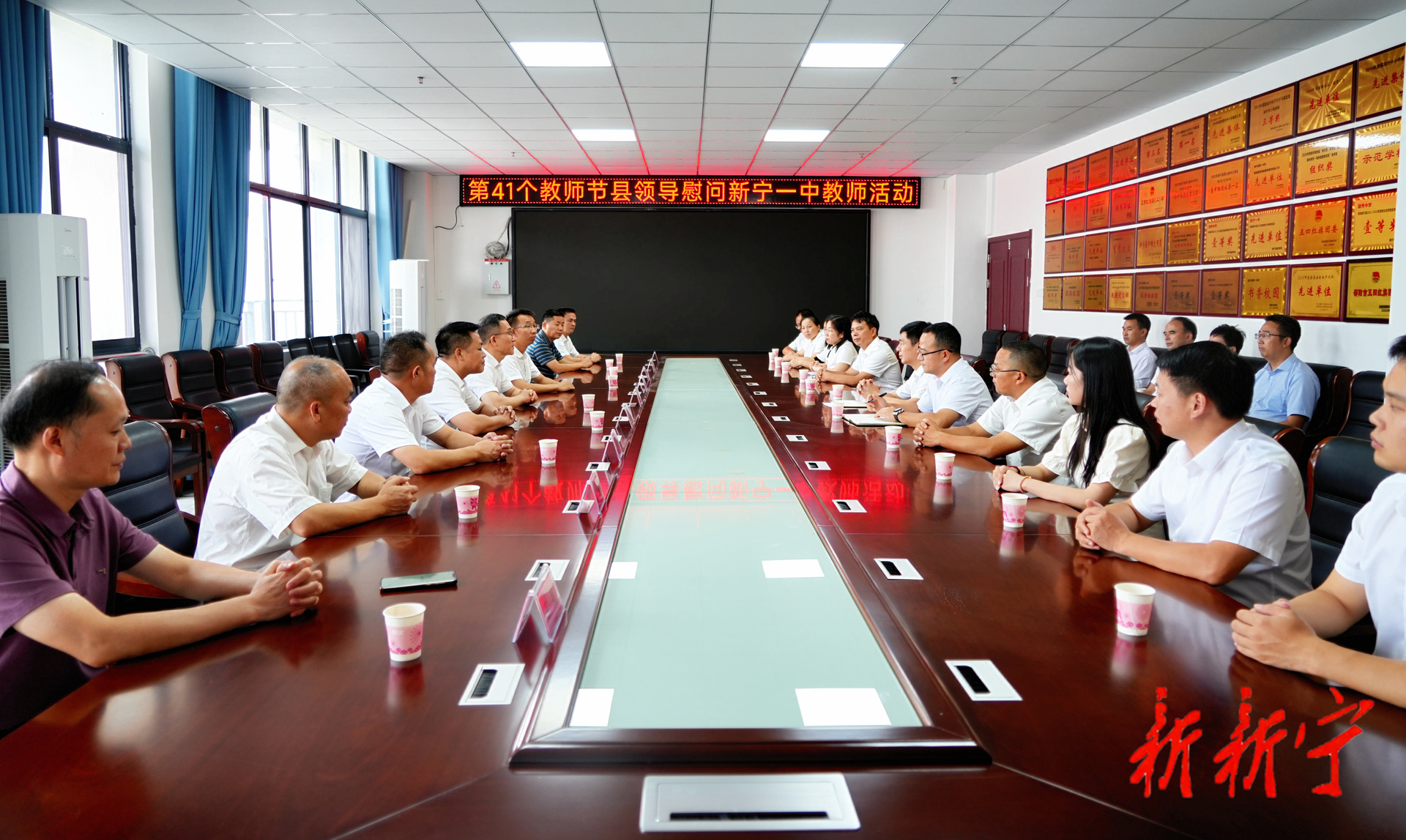 邓涛走访慰问教师(图1)