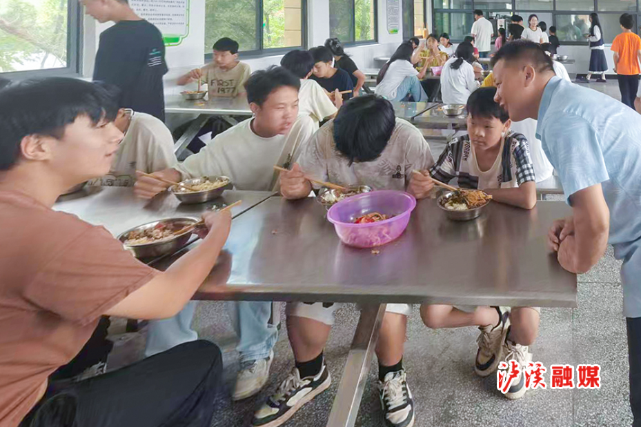 溪洗镇小学陪餐.jpg