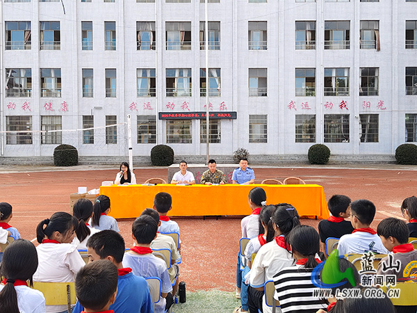 新圩学校举办心理健康知识、法治知识讲座.jpg