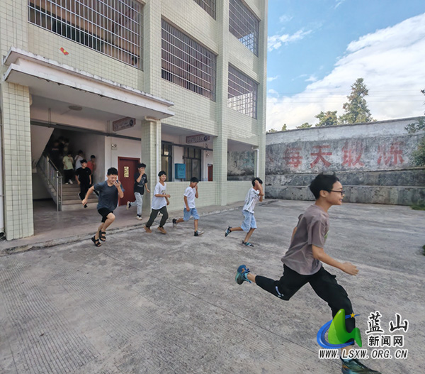 楠市中学开展“消防火灾”与“防震减灾”应急逃生演练.jpg