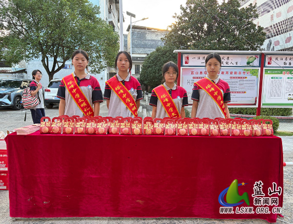 塔峰中学：果香谢师恩 心意润心田.jpg