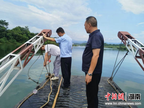 零陵区南津渡街道在辖区潇水河段开展“四清”护河行动。