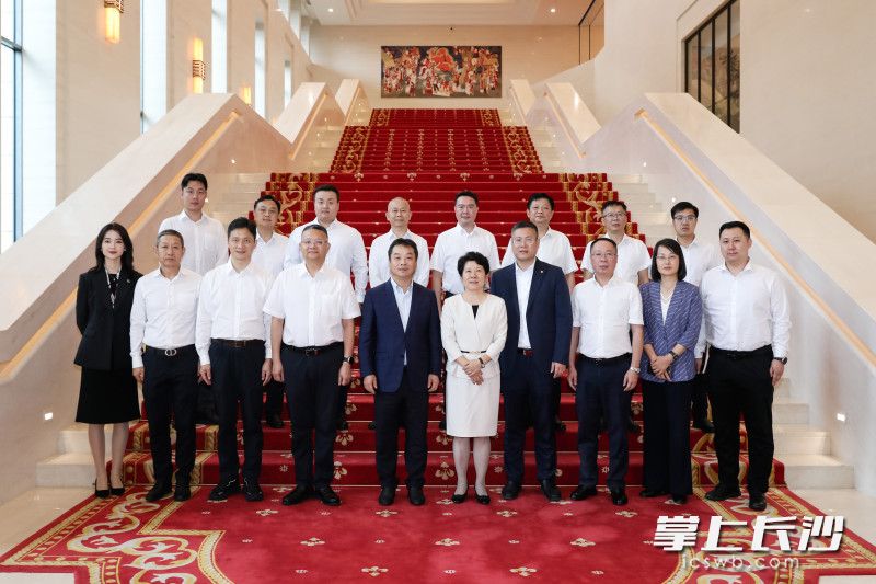 吴桂英在华为技术有限公司坂田基地考察交流。 吴桂英在华为技术有限公司坂田基地考察交流。