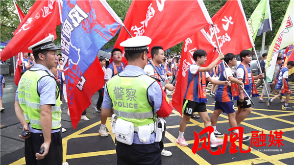 湘超联赛湘西赛区激情开赛 凤凰交警全力护[00_04_53][20250914-134827].jpg