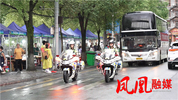 湘超联赛湘西赛区激情开赛 凤凰交警全力护[00_03_43][20250914-134751].jpg