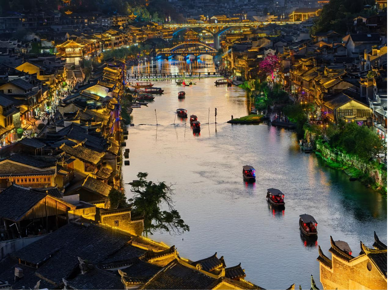 图为凤凰古城。（张谨/摄）