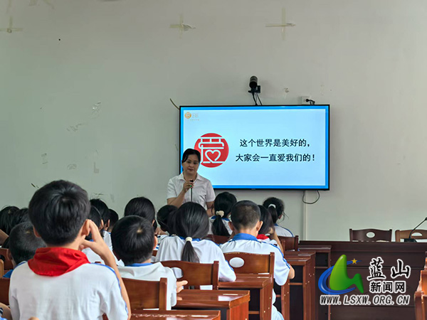 明德实验小学举办高年级学生青春期健康教育讲座.jpg