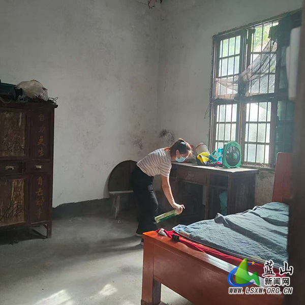所城镇：入户灭蚊送健康，干群齐心防“两热”.jpg