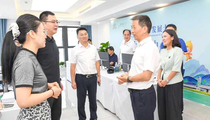 许忠建看望参加第五届湖南旅游发展大会报道的新闻工作者