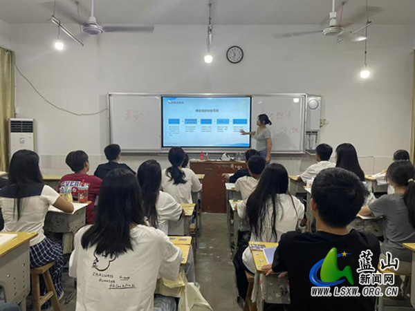 蓝山县第一中学多维度开展资助宣传活动.jpg