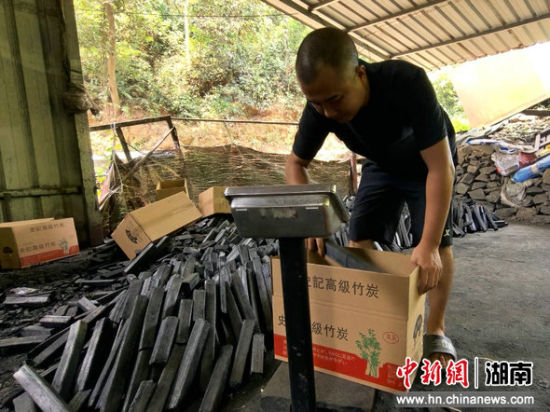 尹鹏飞正在打包环保炭。 胡卫红 摄