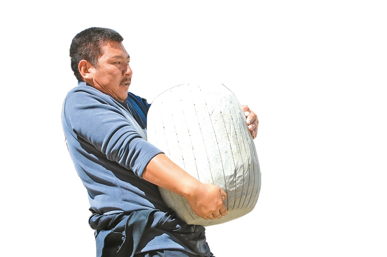 飞往Nianchu River的河岸 -  2025年Gymzidama Festival的新