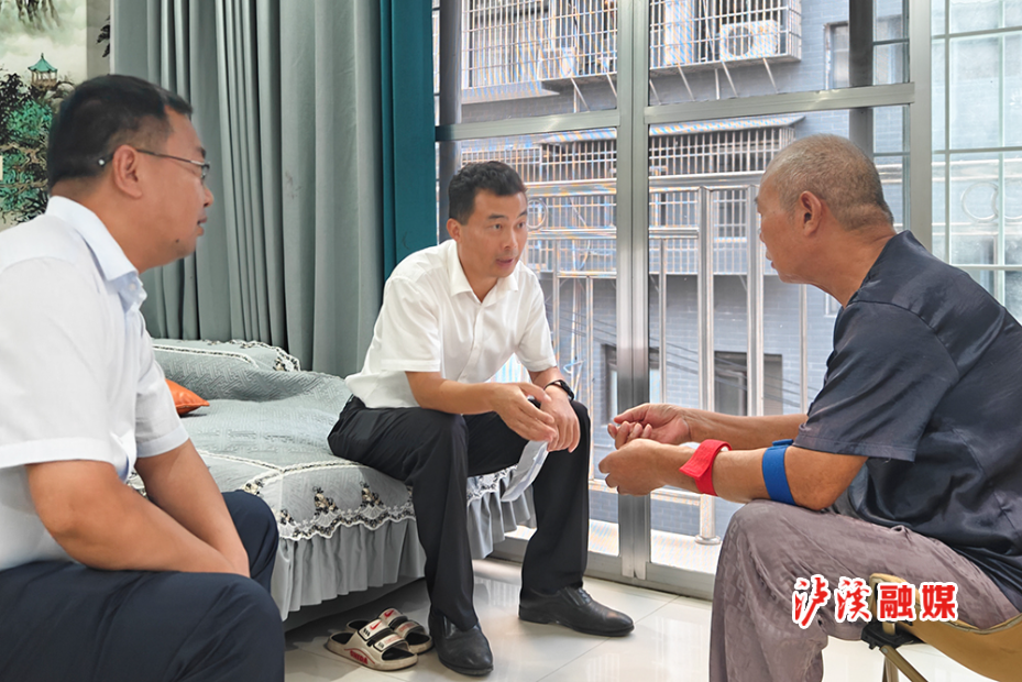 县长走访结对联系户.jpg