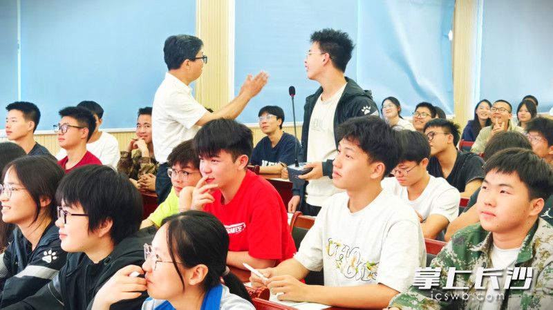 专家老师走进乡村学校，为学生带去公益课。受访者供图
