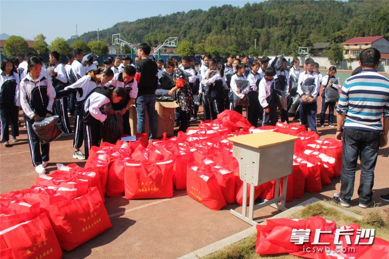 给乡村孩子捐赠物资。受访者供图