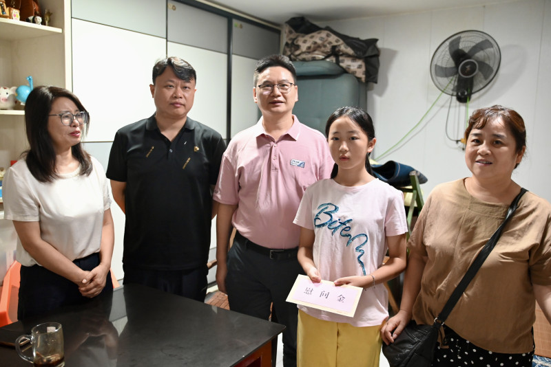 “长沙好人”吴灿辉（左一）带队探望张灵誉。