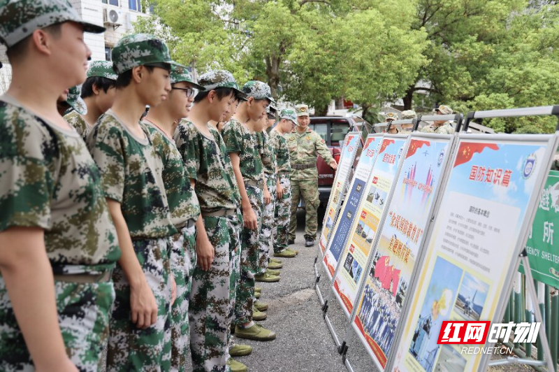 学生观看国防教育展板_proc.jpg 学生观看国防教育展板_proc.jpg