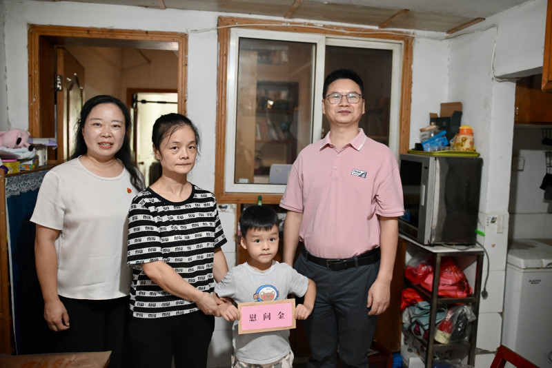 “长沙好人”杨剑（左一）带队来到张佳龙家中。均为湘江早报全媒体记者 罗杨 摄