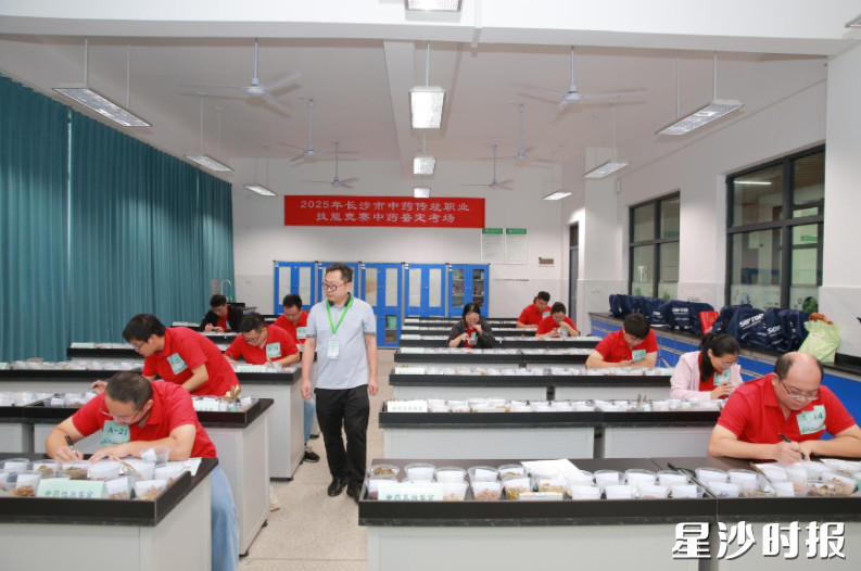 比赛围绕中药鉴别、炮制、调剂等核心技能，为选手设下“考题”。