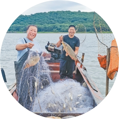 唱着本地歌曲接受收益（经济重点）