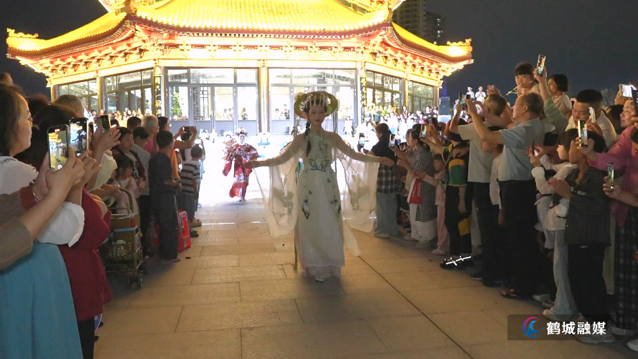 鹤鸣洲焕新启幕    沉浸式游园会引全城狂欢.mp4_20250922_172527.368.jpg