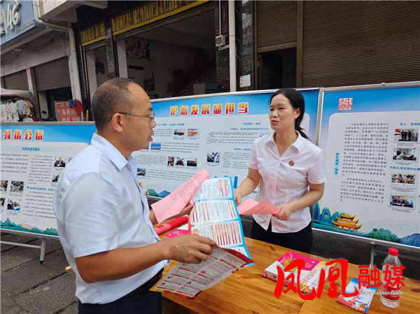 村民在咨询公证业务的办理流程与注意事项。.jpg