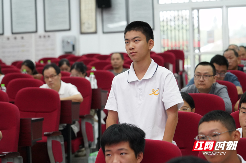 授课现场学生回答.jpg