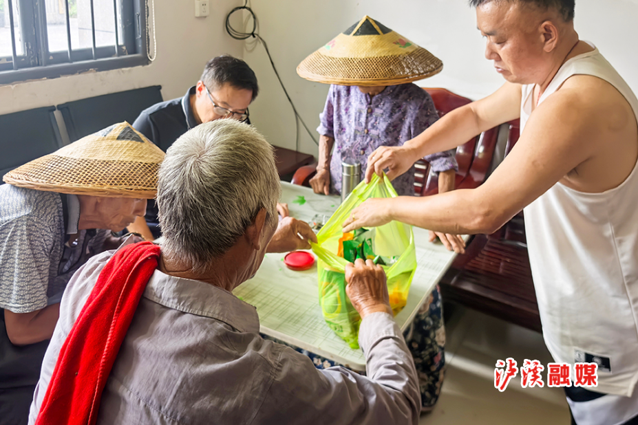 小章送种子.jpg