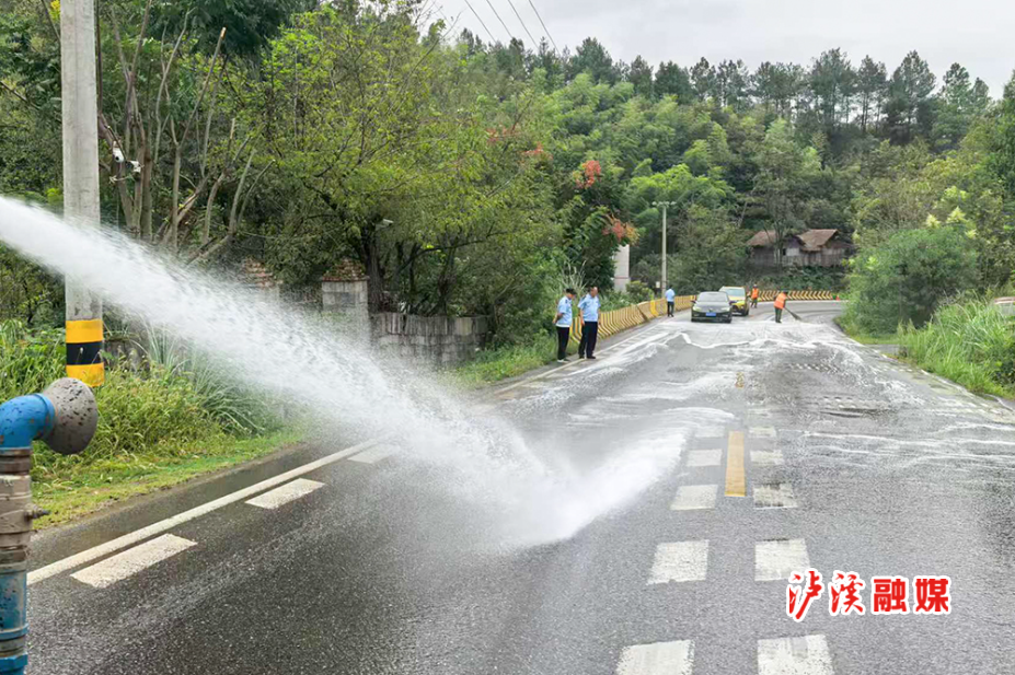 公路养护中心处理油污.jpg