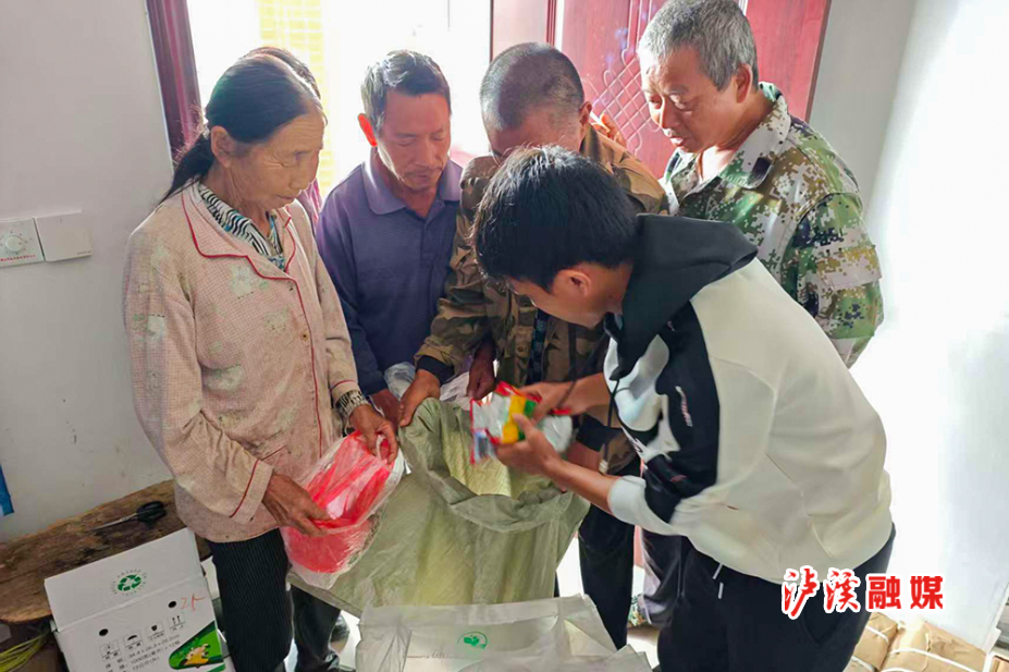 白羊溪发放肥料.jpg