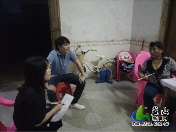 土市镇纪委：“夜访”暖民心 信访宣传“零距离”.jpg