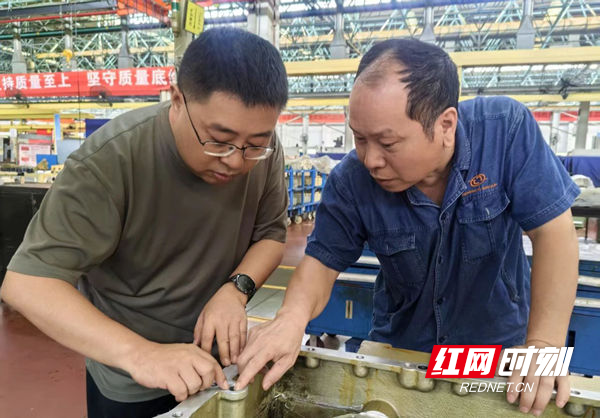 江麓集团试验团队在现场进行技术攻关。.jpg