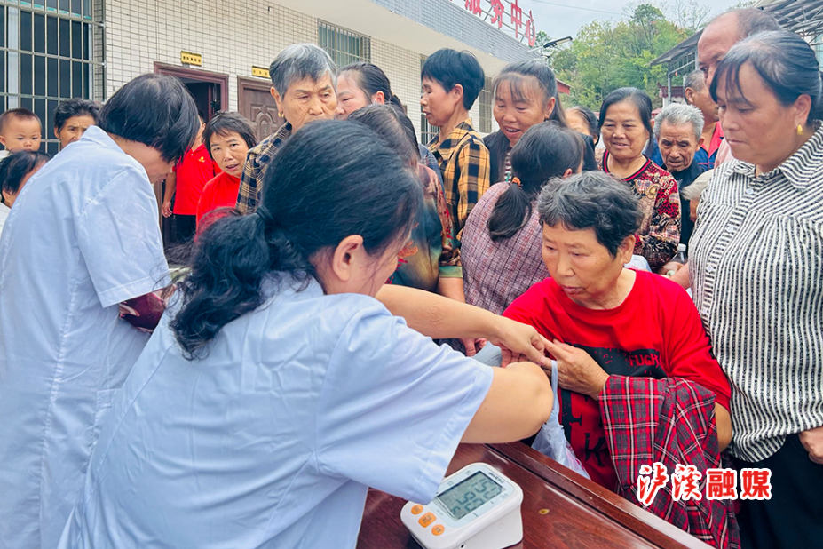 老科协送医送文艺下村.jpg1.jpg2.jpg