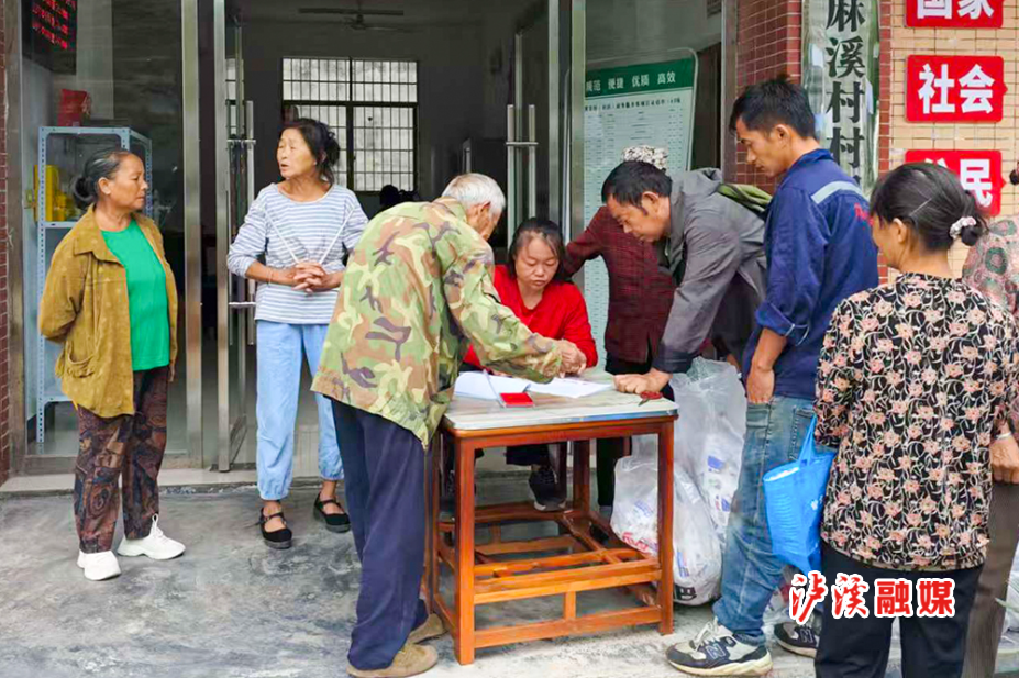 白羊溪发放肥料.jpg2.jpg