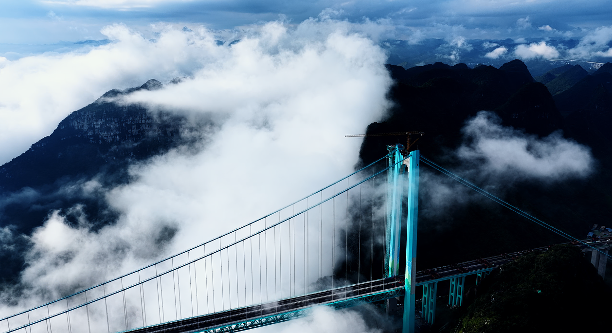 一座桥破坏了空气并进入绘画！ Huajiang Canyon Br