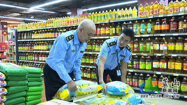 蓝山县开展节前食品检查守护群众“舌尖安全”.jpg 蓝山县开展节前食品检查守护群众“舌尖安全”.jpg