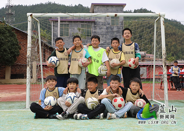 蓝山:瑶乡少年绿茵场上展风采3.jpg 蓝山:瑶乡少年绿茵场上展风采3.jpg