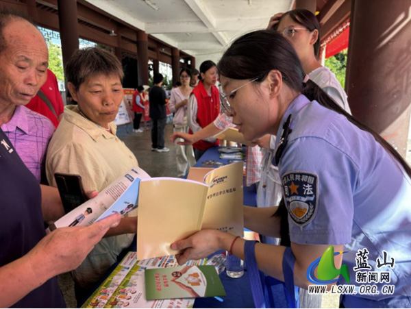 蓝山县司法局开展网络安全集中法治宣传活动.jpg 蓝山县司法局开展网络安全集中法治宣传活动.jpg