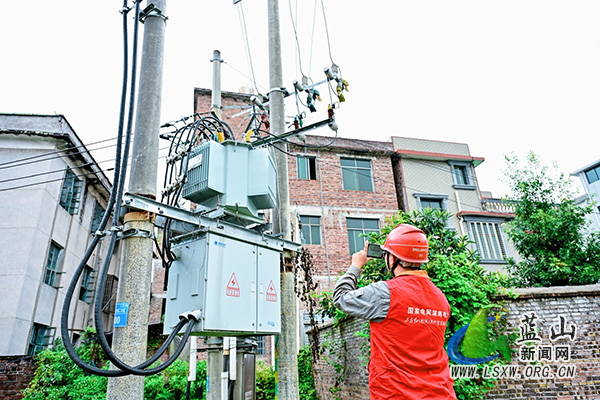 国网蓝山县供电公司:开展节前特巡 护航“双节”可靠用电.jpg 国网蓝山县供电公司:开展节前特巡 护航“双节”可靠用电.jpg