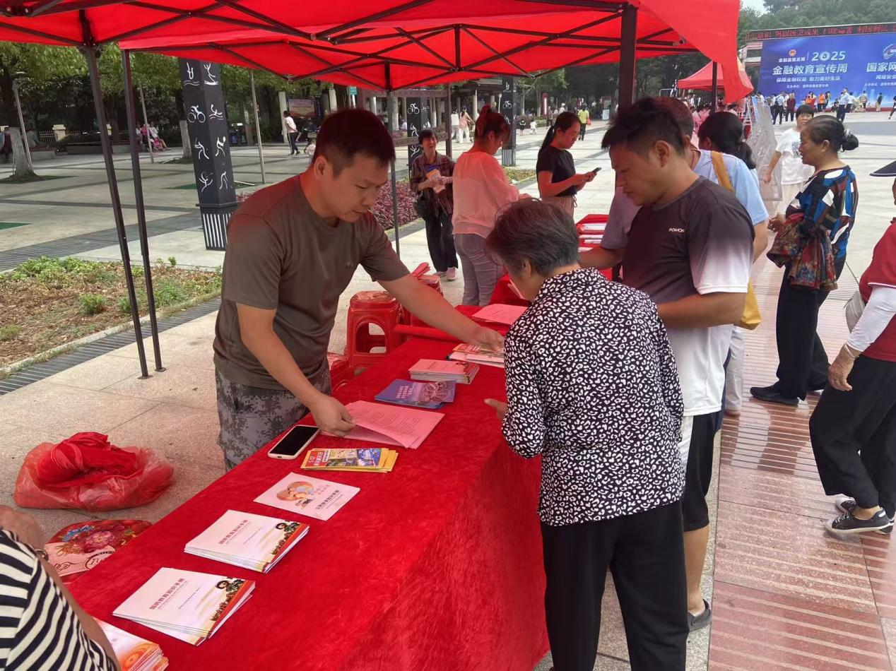 弘扬抗战精神，共筑国防长城——大祥区国动办开展全民国防教育日主题宣传活动(图3)