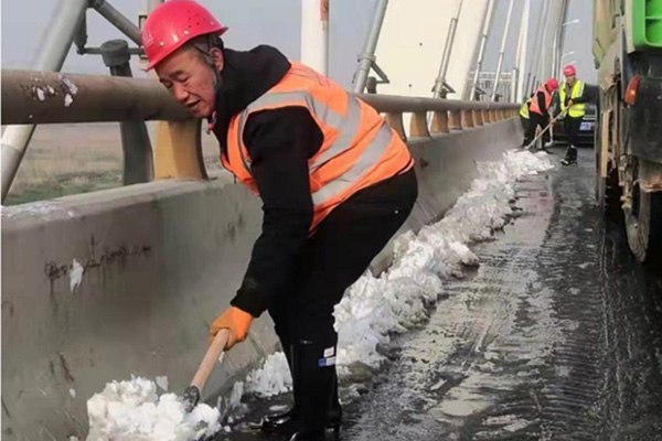 岳阳护桥人扎根一线24载 甘当“老黄牛”守护大桥安全