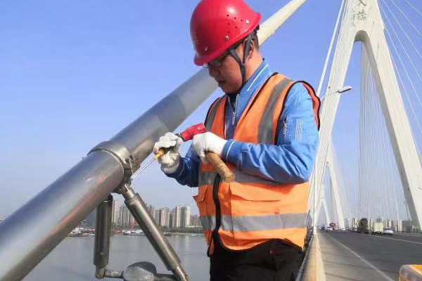 “湖南好人”邓志平：守桥25年，致敬洞庭湖上的“钢铁卫士”