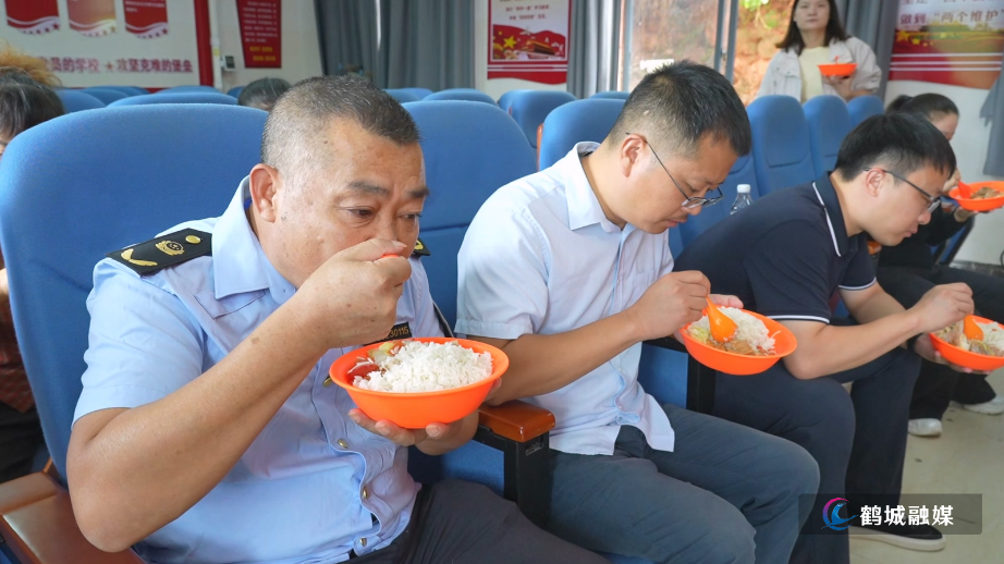 凉亭坳代表进学校，监督舌尖上安全.mp4_20250926_171042.522.jpg