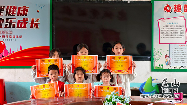 大洞中心小学举办“红色文化颂祖国”朗诵比赛.jpg
