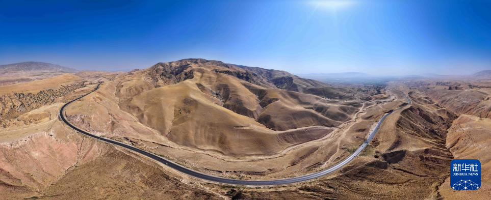 记者注意到帕米尔高原上的生命线 - 中塔高速公