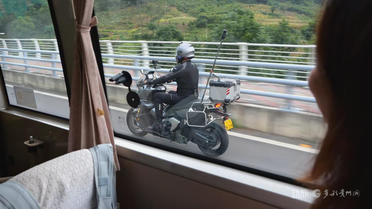 跨境骑自行车，“最高世界”下的世界上的烟花