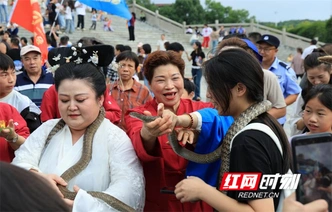 组图丨“湘超”永州主场火爆延续 球迷花式添彩头